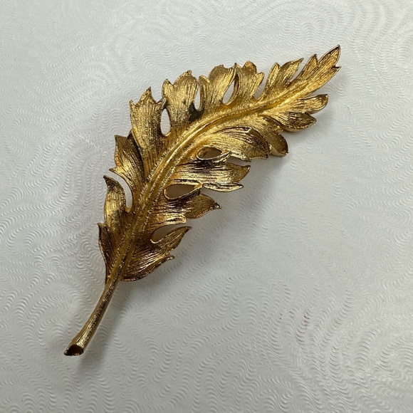 Vintage signed CORO leaf gold tone pin brooch - Picture 7 of 8
